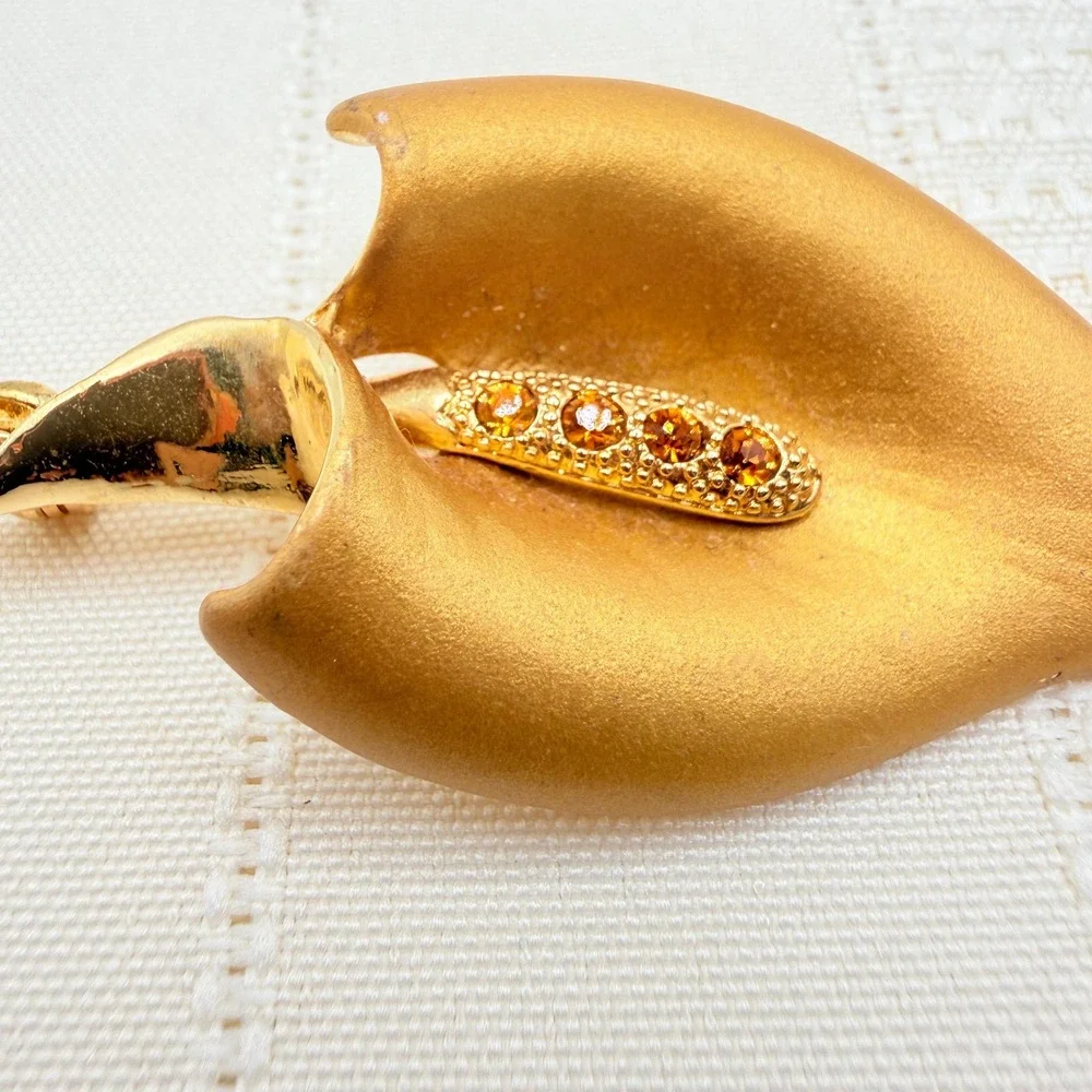 Vintage Floral Peace Lily Orange Rhinestone Center Matte Gold Tone Pin Brooch